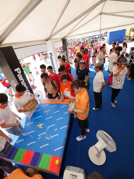 The game booth with Panasonic VIERA CX series 3+3 color as the theme was set up in the booth to let runners recognize 6 color reproductions.